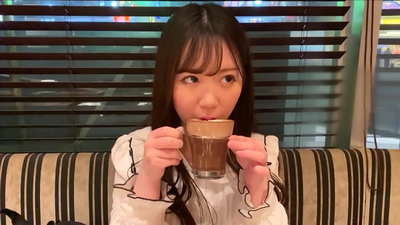 Ew hevalek e ku ji heman klûbê ya zanîngehê bû. Û ew keça herî balkêş a klûbê ye. Ev atmosferek seksî ya Japonî ye.