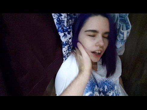 ❤️ Xwişka min di dolabê de dît û alîkariya wê kir ❤️ Porno li me ﹏