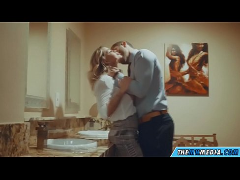 ❤️ Gava ku blondeyek busty we di nav hewşek gelemperî de dixapîne ❤️ Porno li me ﹏